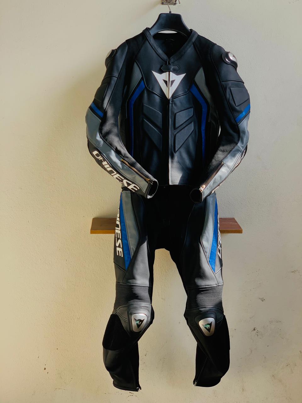 Black Blue Super Speed D1 Motorcycle Leather Suit Two Piece / Metal D1 Gloves / D1 Boots front