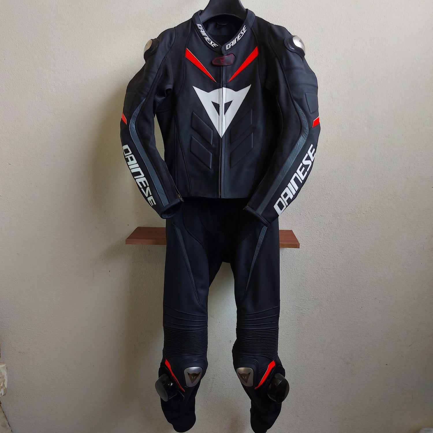 Super Speed D1 Motorcycle Leather Suit Two Piece / Metal D1 Gloves / D1 Boots Full Kit 1 2