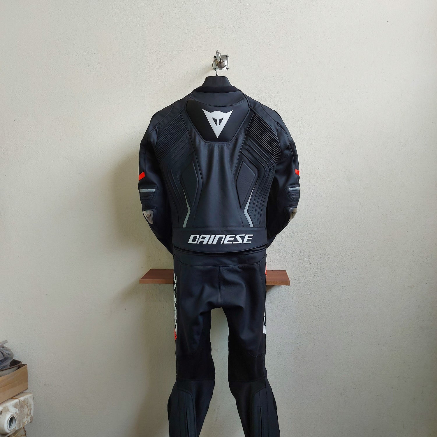 Super Speed D1 Motorcycle Leather Suit Two Piece / Metal D1 Gloves / D1 Boots Full Kit 1 back